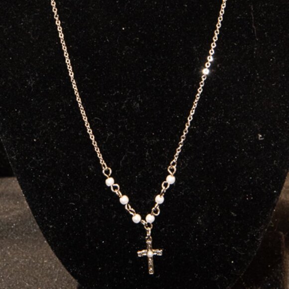 Very Dainty 16" Chain and Cross in sliver with inlay pearl on cross and 6 pearl - Picture 3 of 4